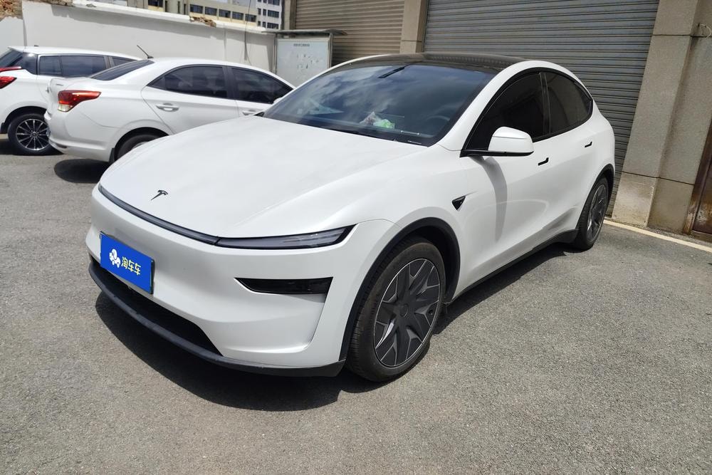 Tesla Model Y L 2026 — фото автомобиля