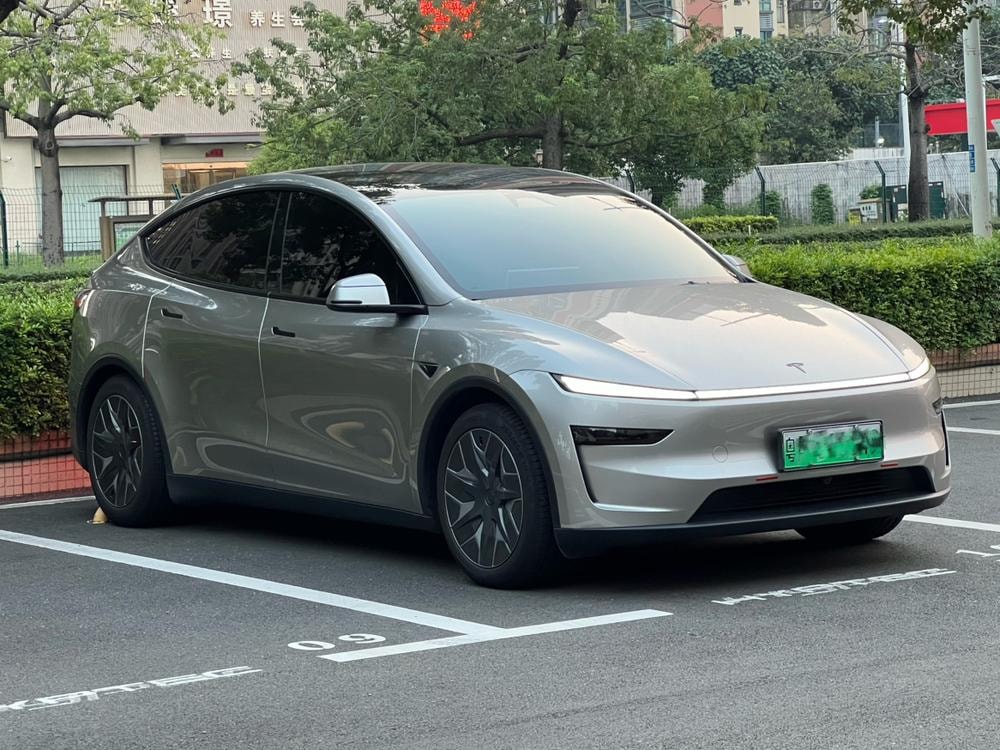 Tesla Model Y L 2025 — фото автомобиля