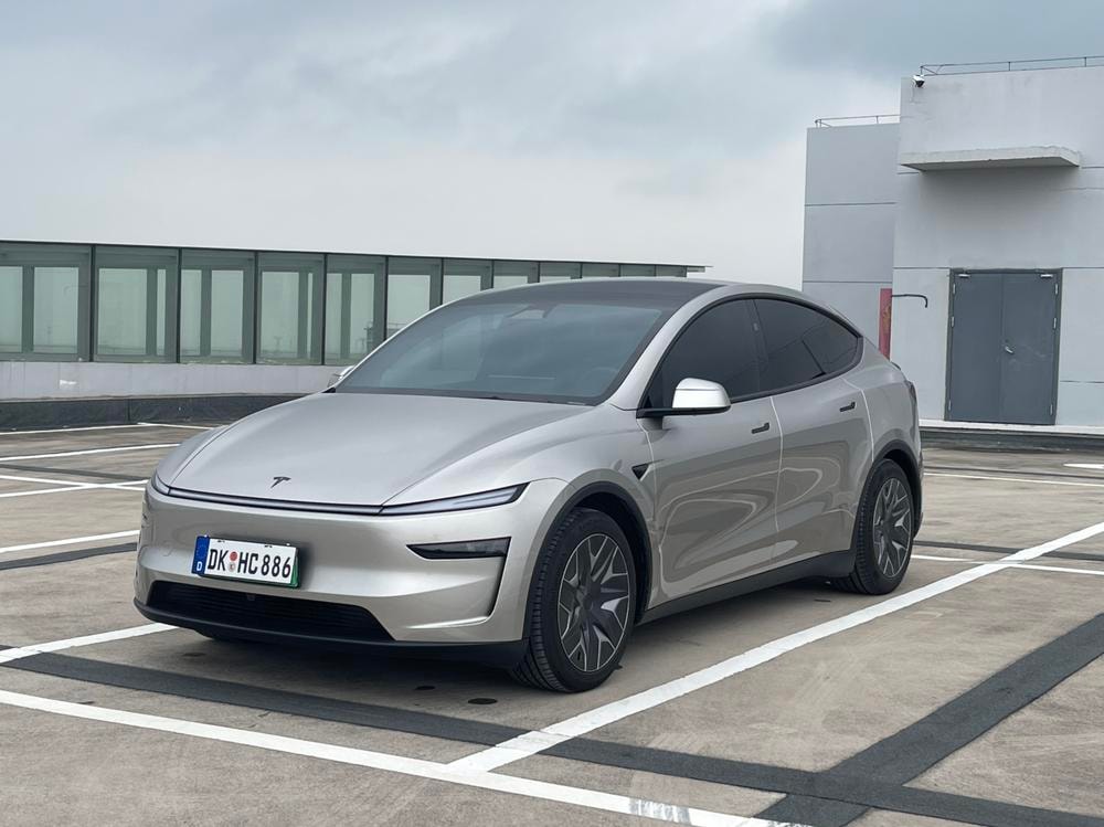 Tesla Model Y L 2026 — фото автомобиля