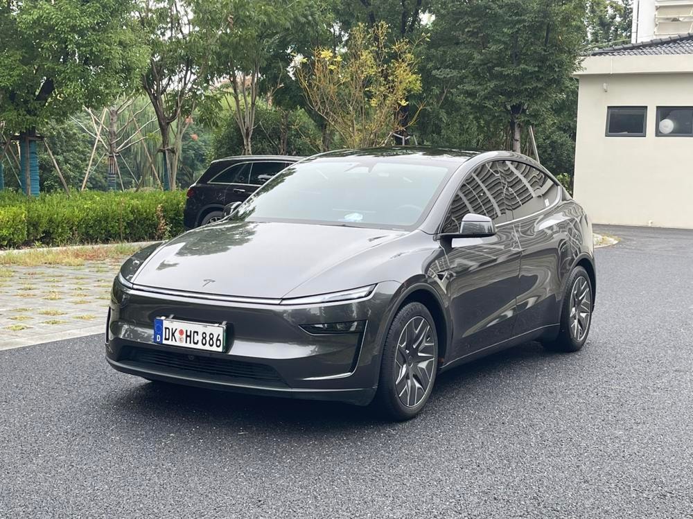 Tesla Model Y L 2026 — фото автомобиля