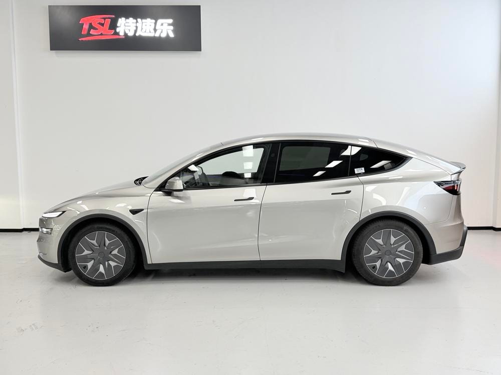 Tesla Model Y L 2026 — фото автомобиля