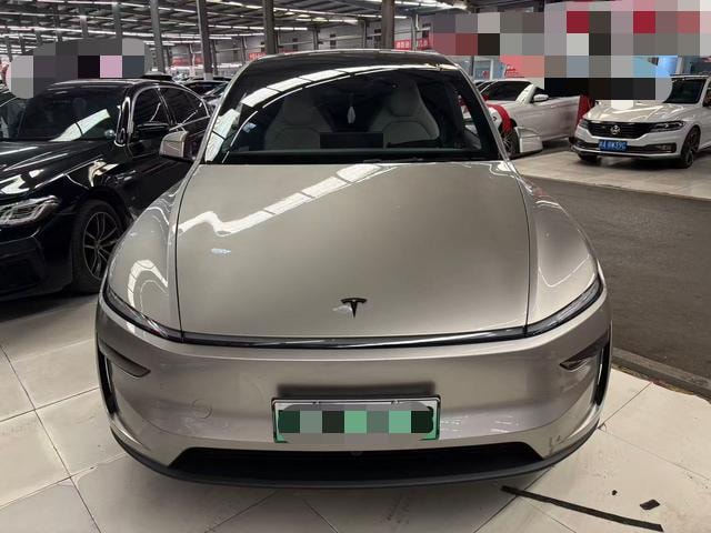 Tesla Model Y L 2026 — фото автомобиля