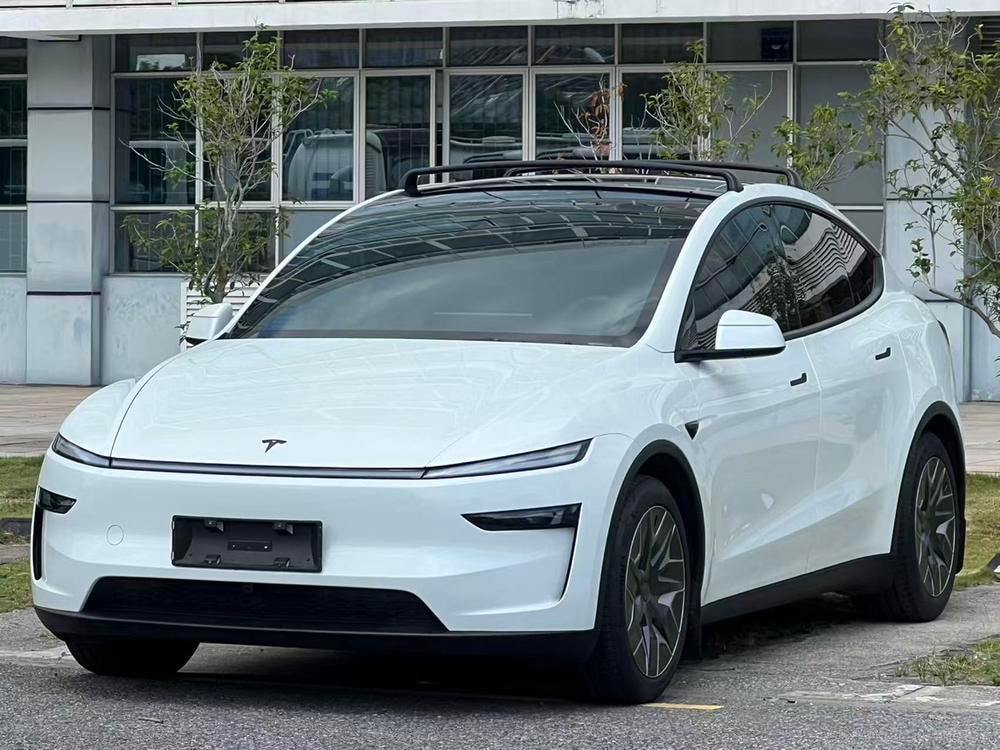 Tesla Model Y L 2025 — фото автомобиля