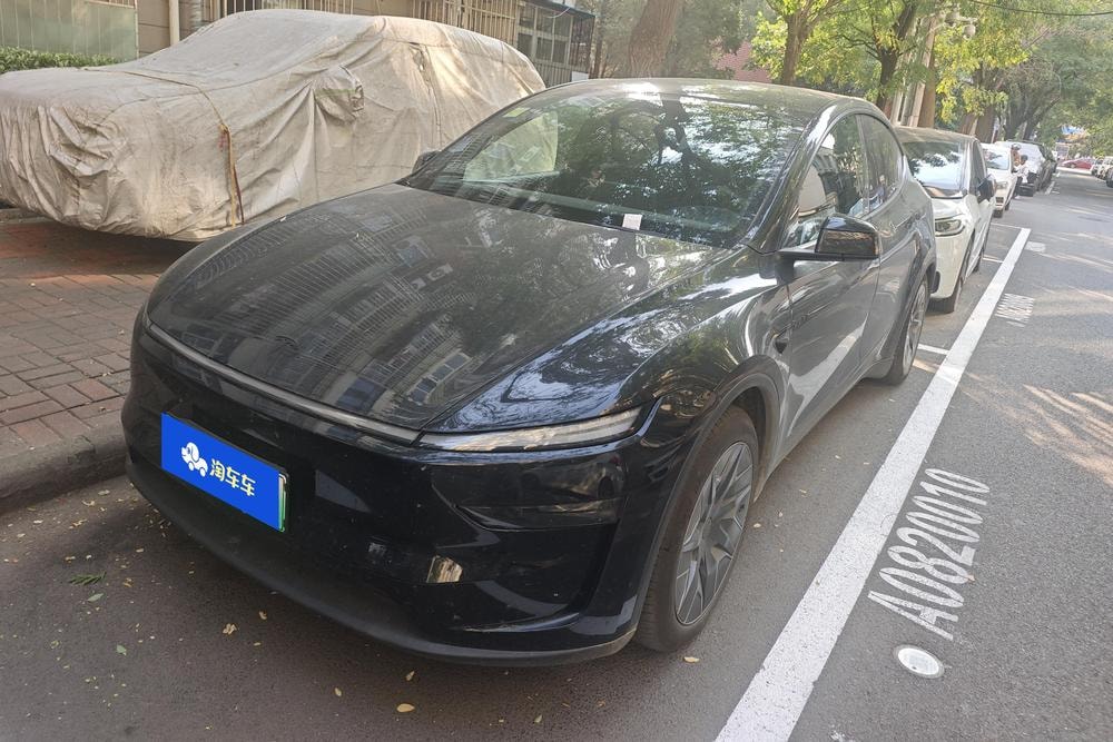 Tesla Model Y L 2026 — фото автомобиля