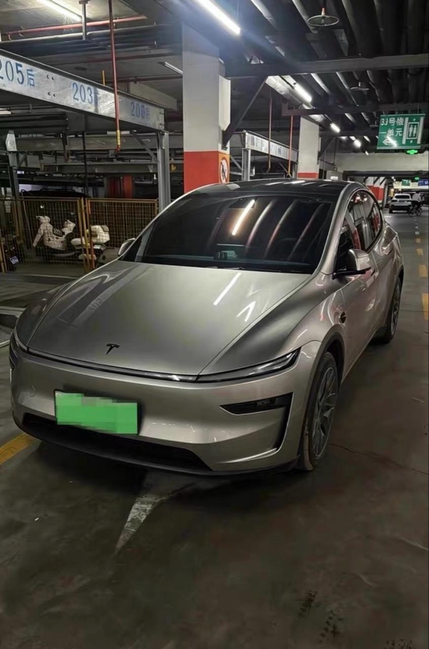 Tesla Model Y L 2026 — фото автомобиля