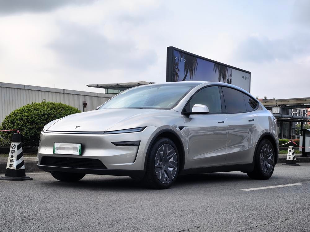 Tesla Model Y L 2026 — фото автомобиля