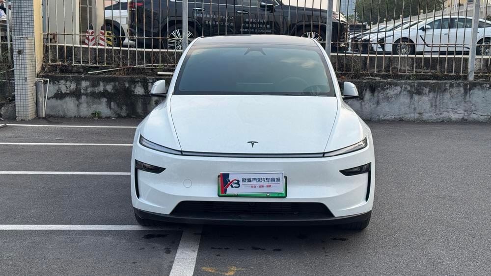 Tesla Model Y L 2026 — фото автомобиля