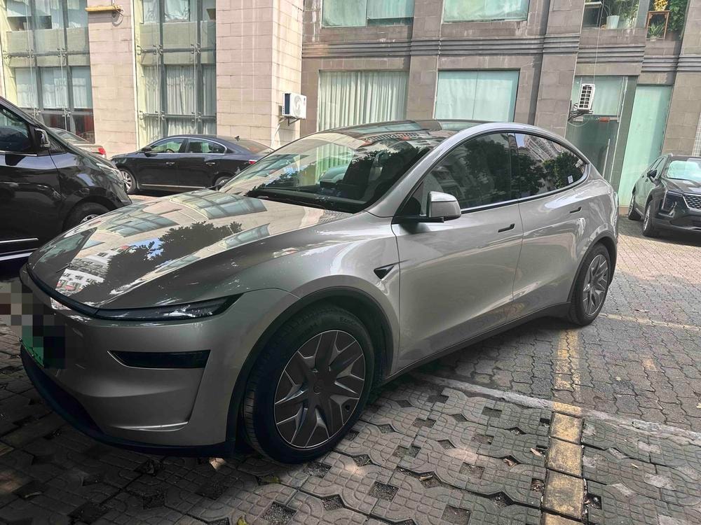 Tesla Model Y L 2026 — фото автомобиля