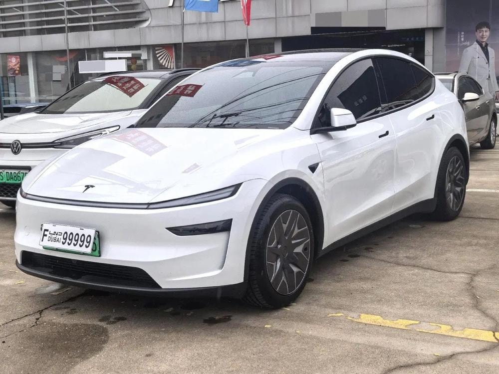 Tesla Model Y L 2026 — фото автомобиля