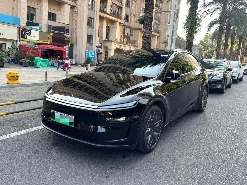 Tesla Model Y L 2026 — фото автомобиля