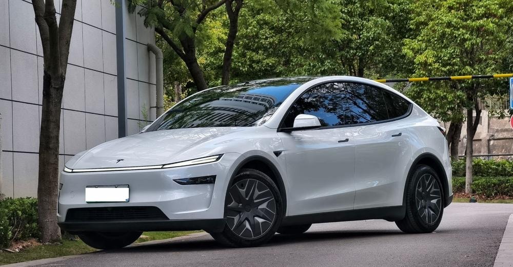 Tesla Model Y L 2026 — фото автомобиля