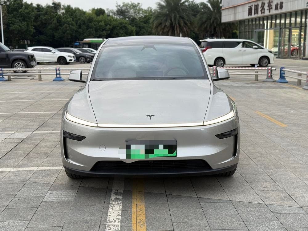 Tesla Model Y L 2026 — фото автомобиля