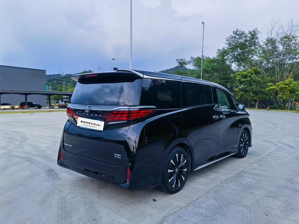 Toyota Alphard 2023 — фото автомобиля
