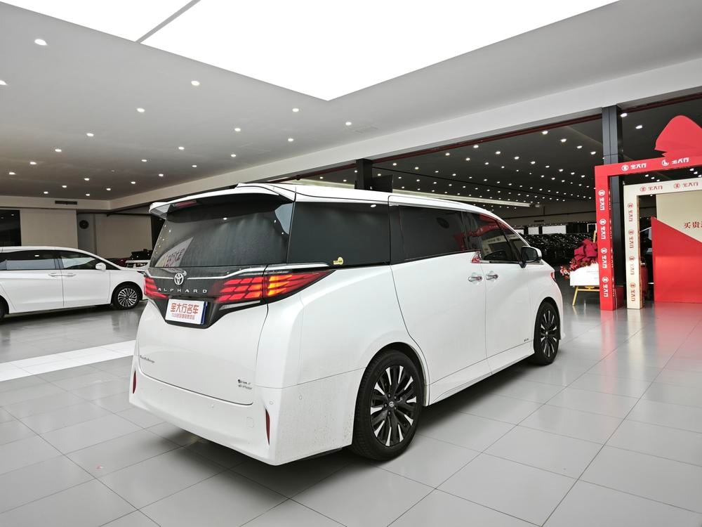 Toyota Alphard 2024 — фото автомобиля