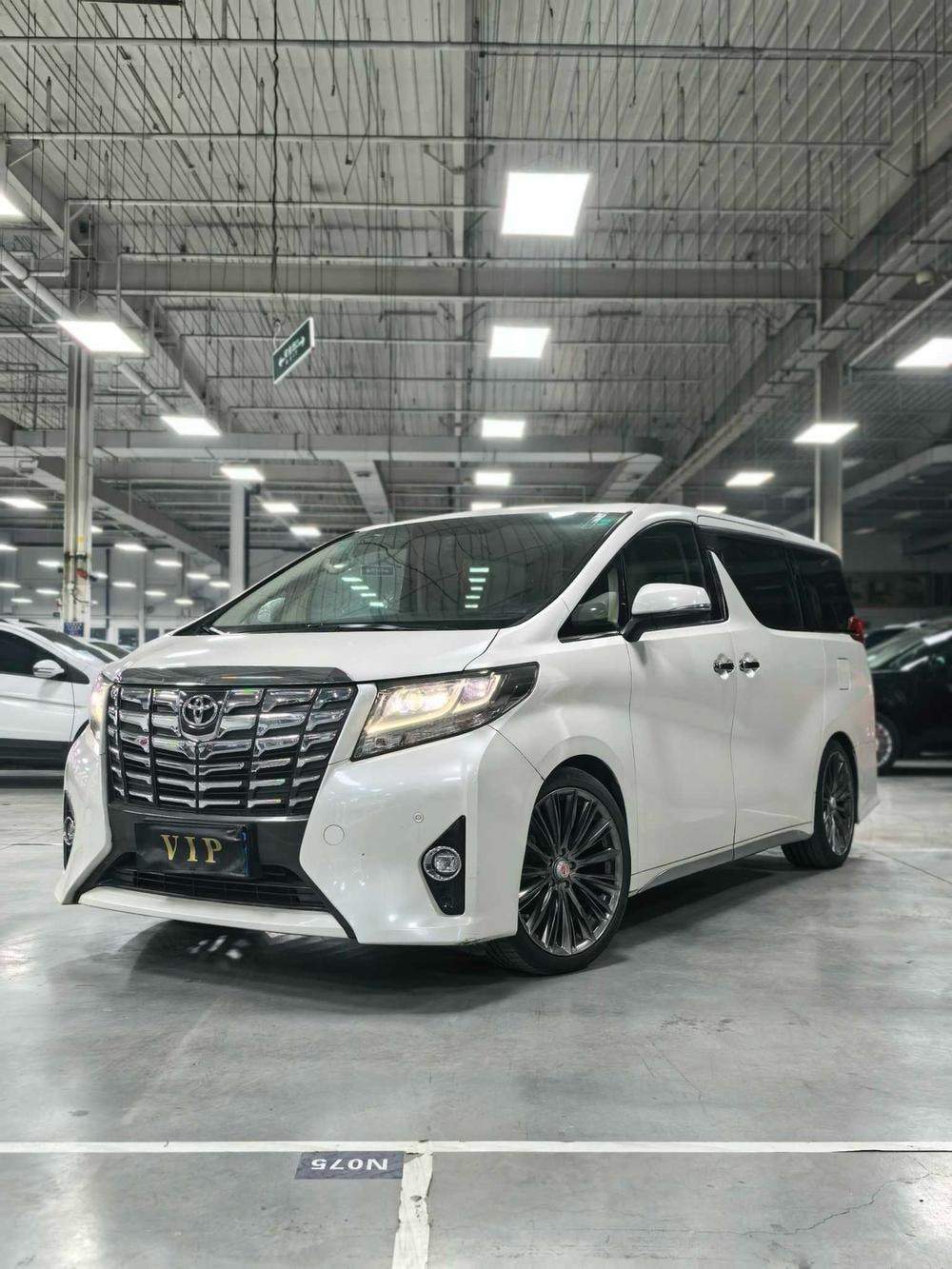 Toyota Alphard 2015 — фото автомобиля 1