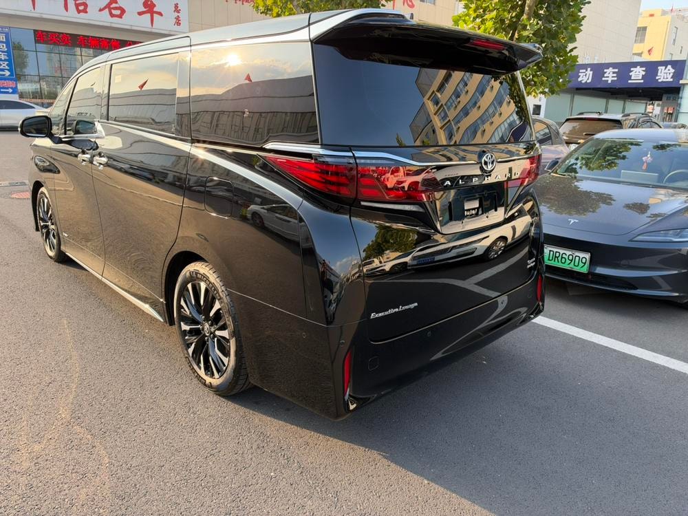 Toyota Alphard 2023 — фото автомобиля