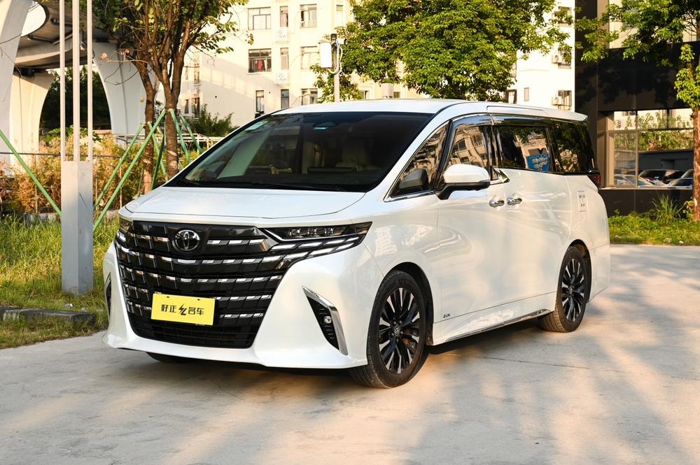 Toyota Alphard 2024 — фото автомобиля 1