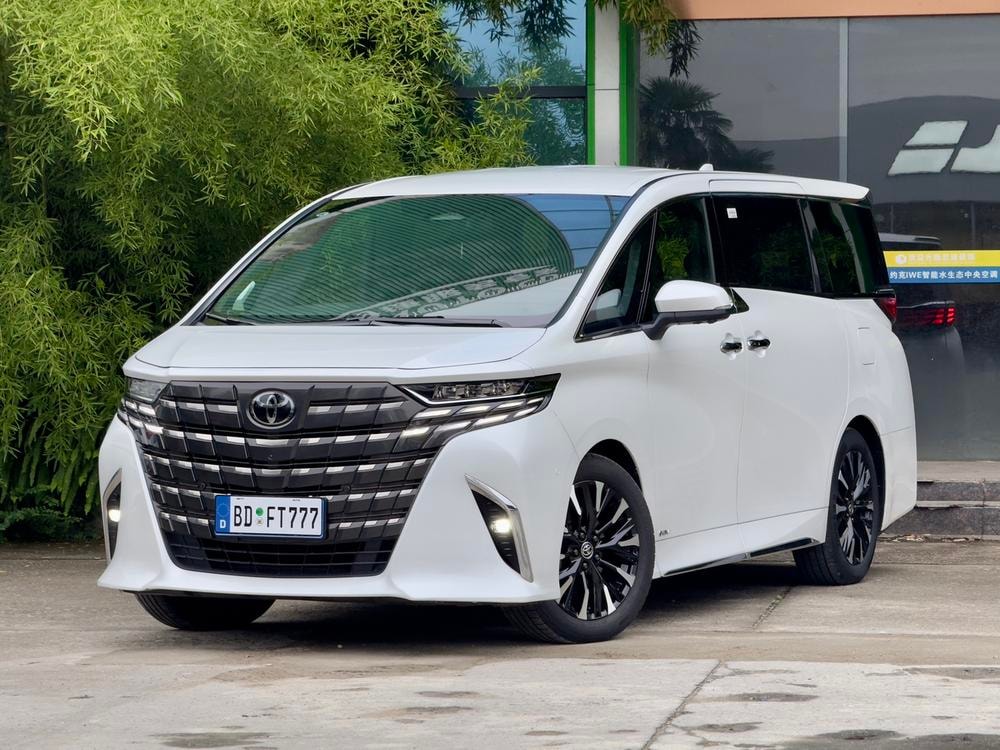 Toyota Alphard 2023 — фото автомобиля