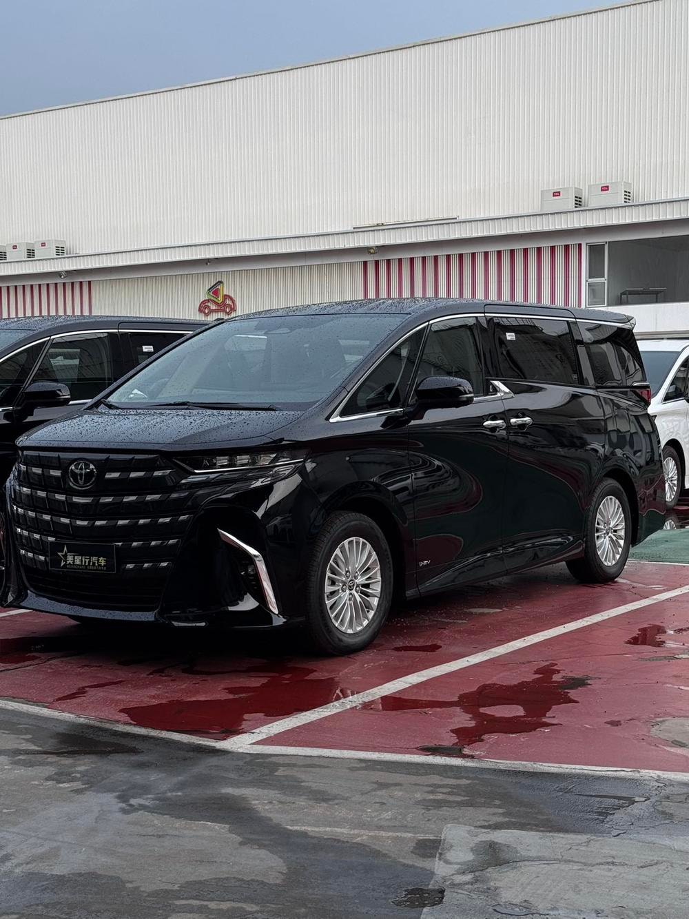 Toyota Alphard 2027 — фото автомобиля