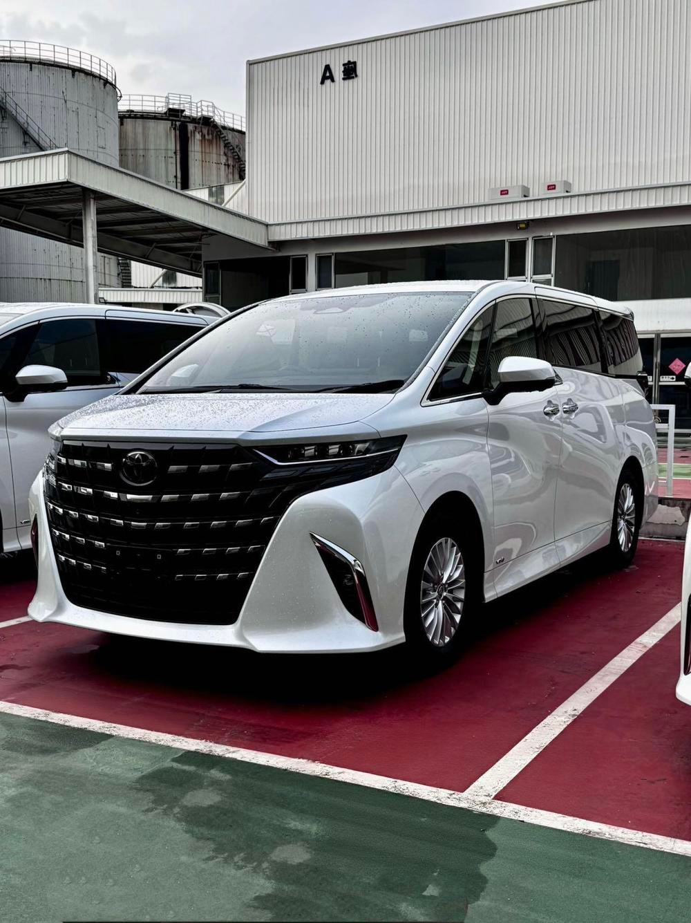 Toyota Alphard 2027 — фото автомобиля