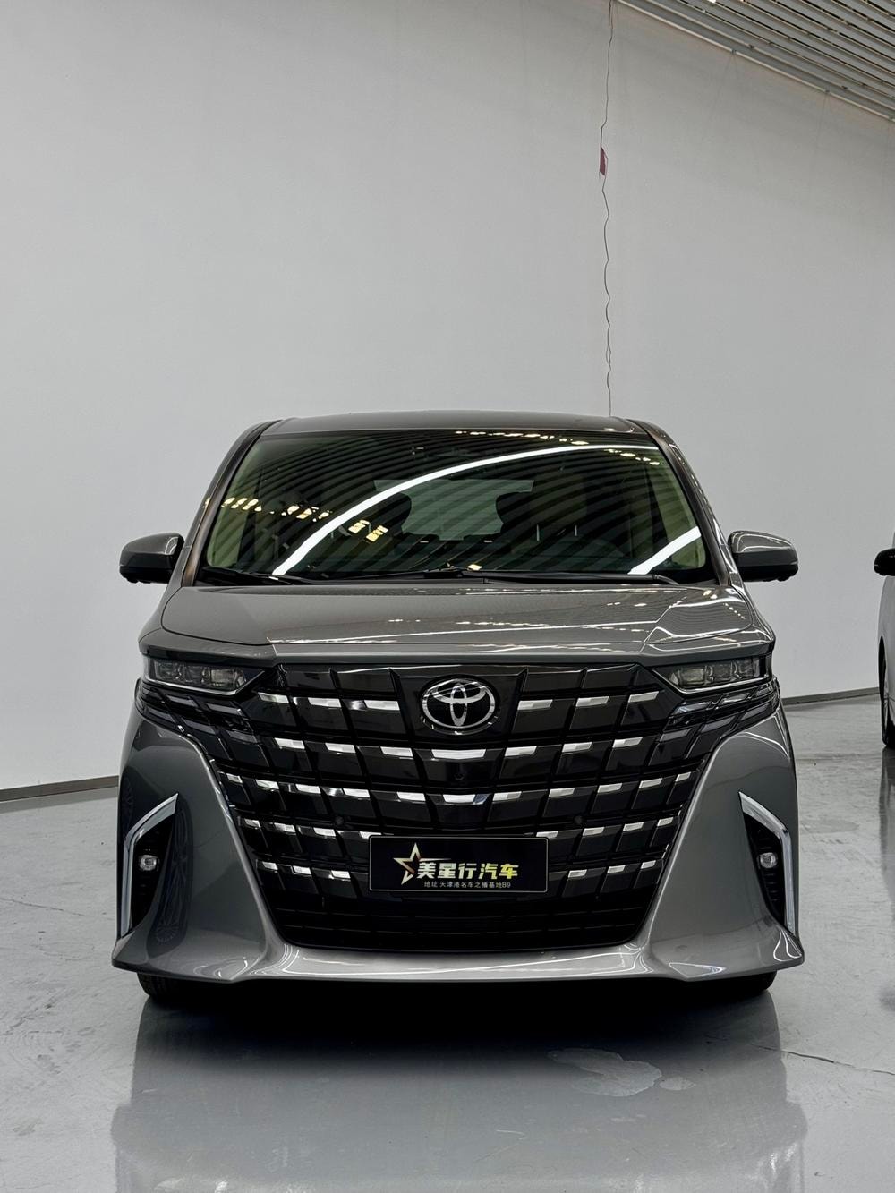 Toyota Alphard 2027 — фото автомобиля 1