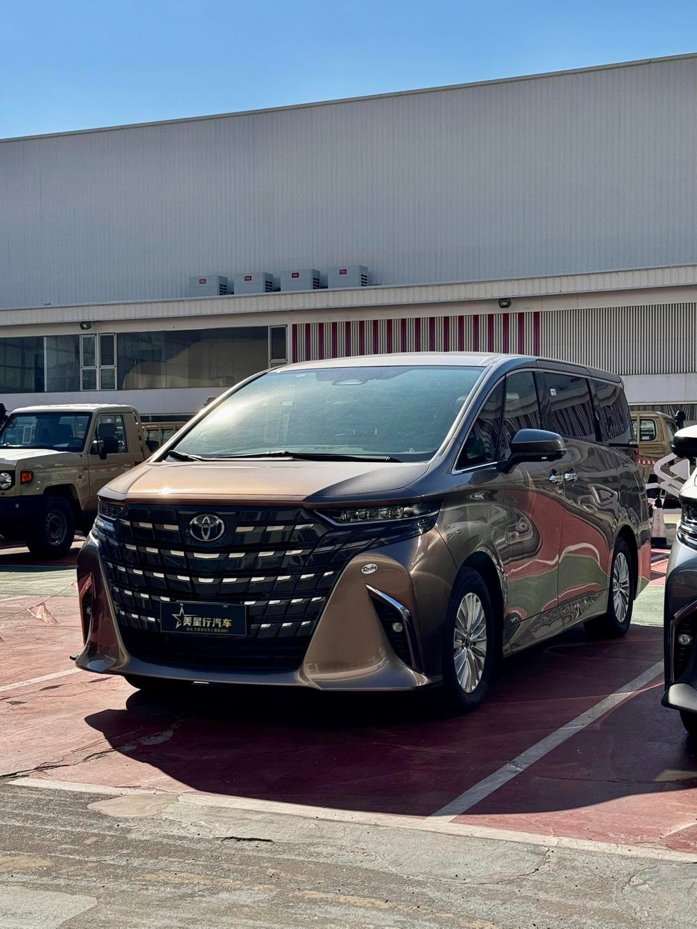 Toyota Alphard 2026 — фото автомобиля 1
