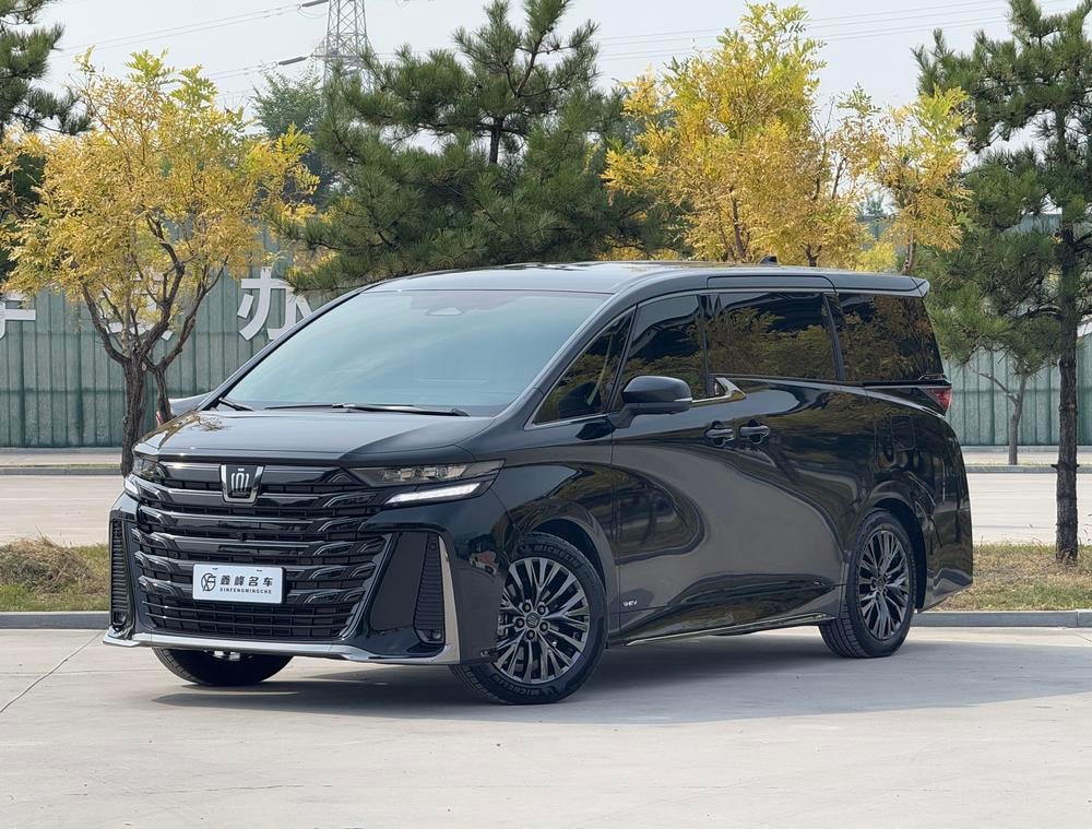 Toyota Alphard 2025 — фото автомобиля 1