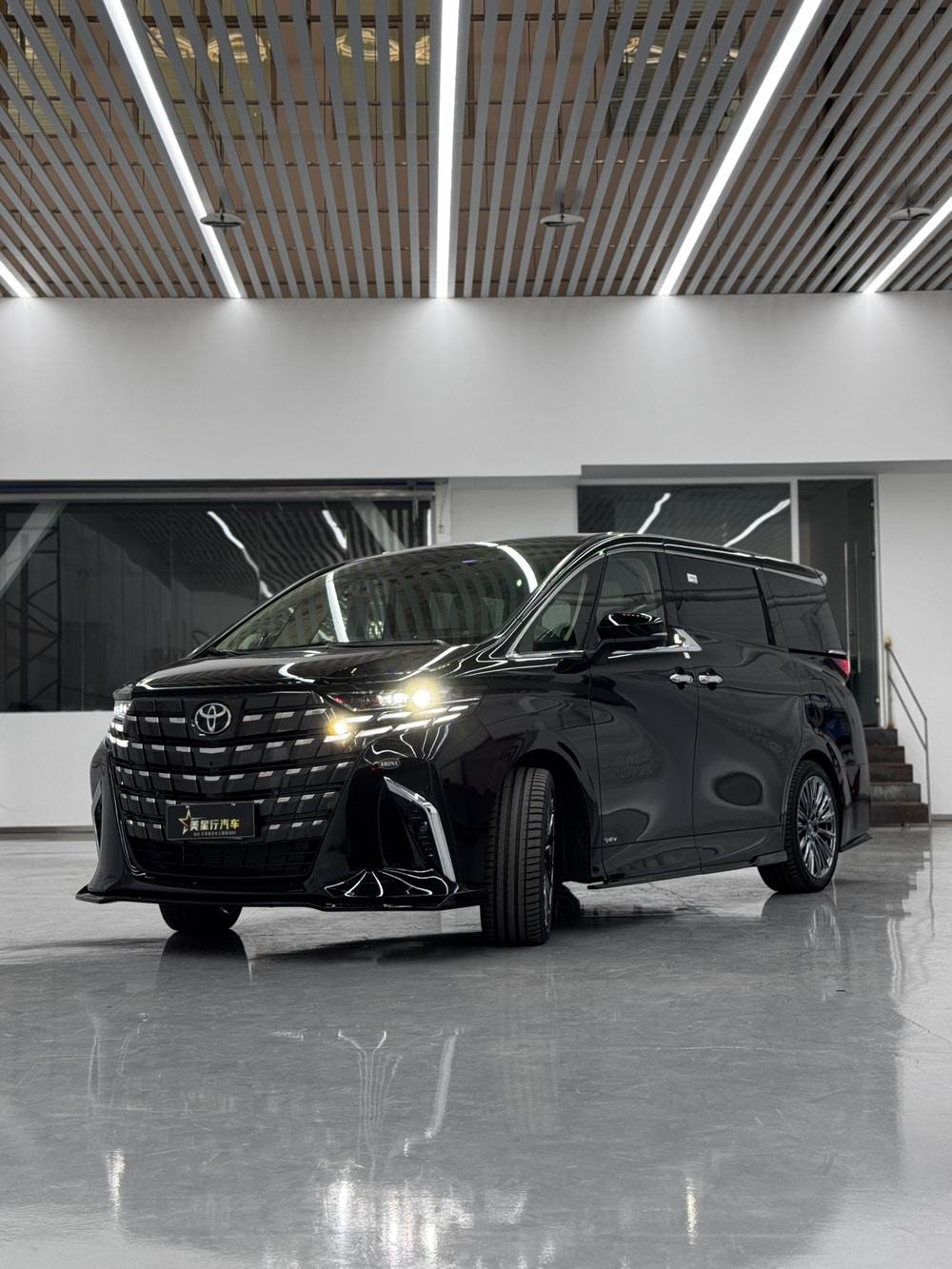 Toyota Alphard 2027 — фото автомобиля 1