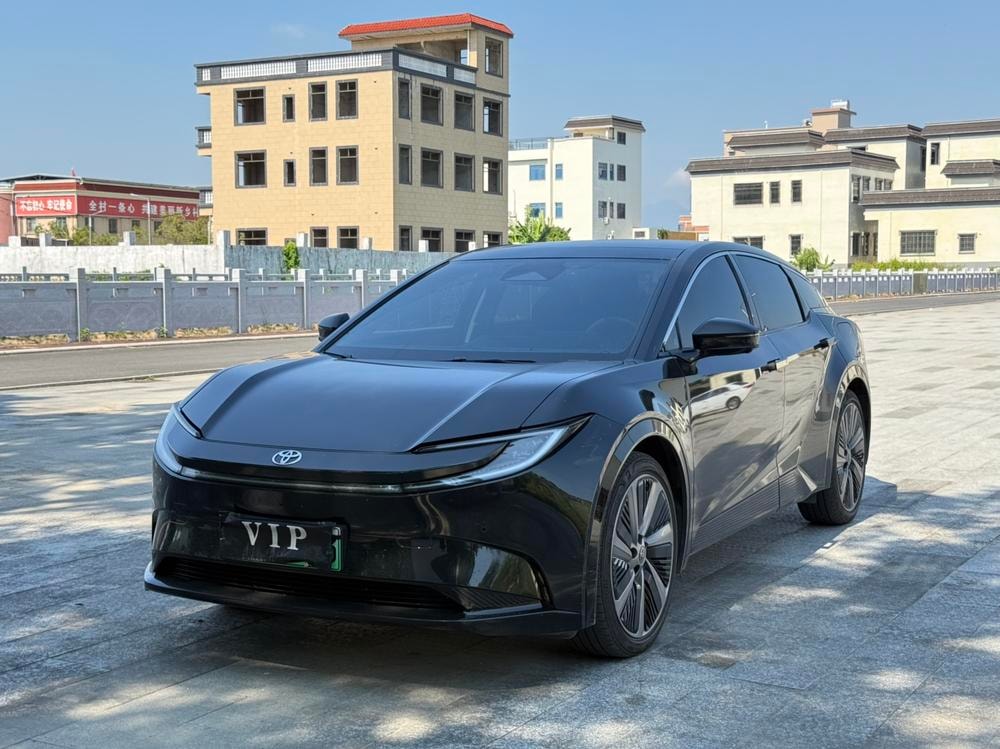 Toyota bZ5 2025 — фото автомобиля 1