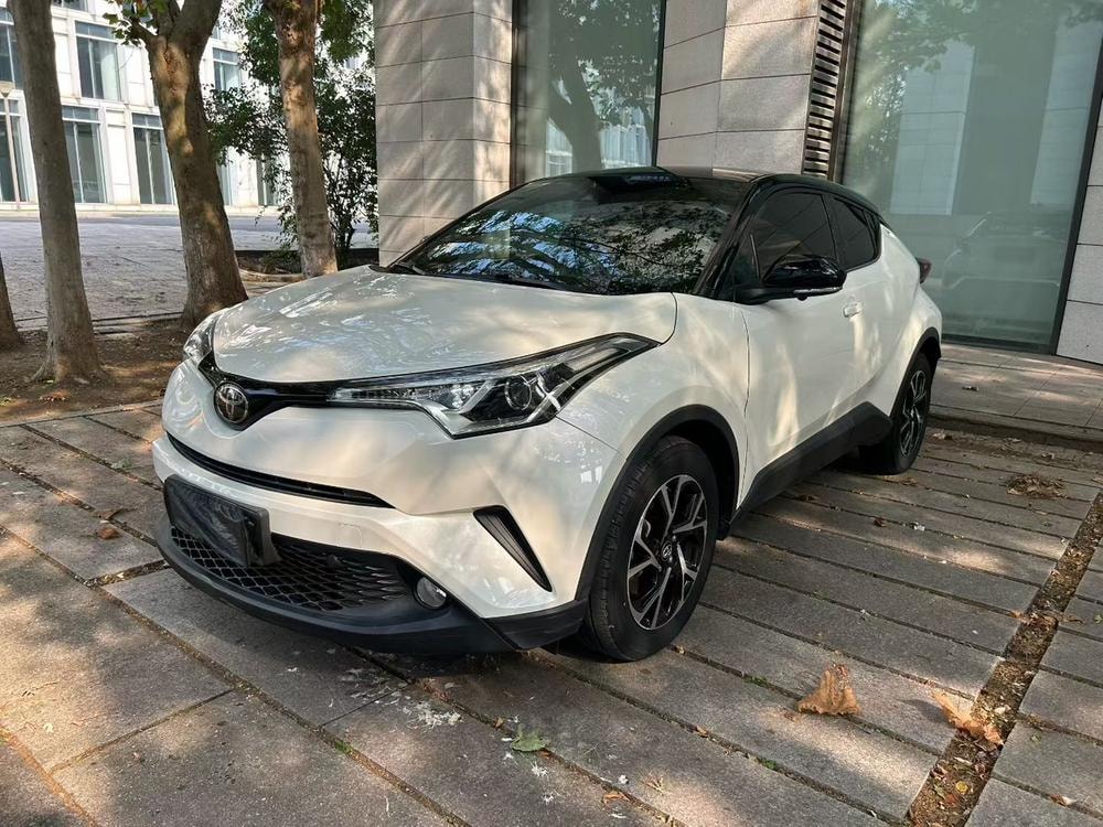 Toyota C-HR 2018 — фото автомобиля