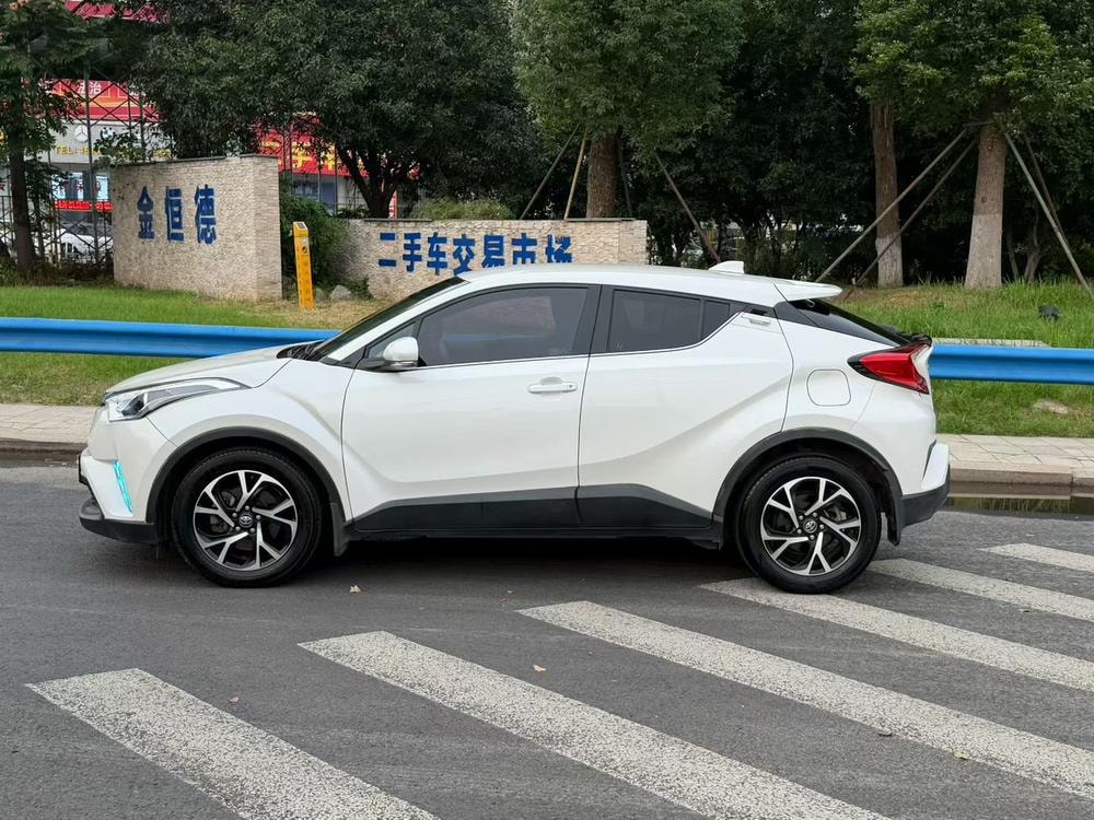Toyota C-HR 2018 — фото автомобиля
