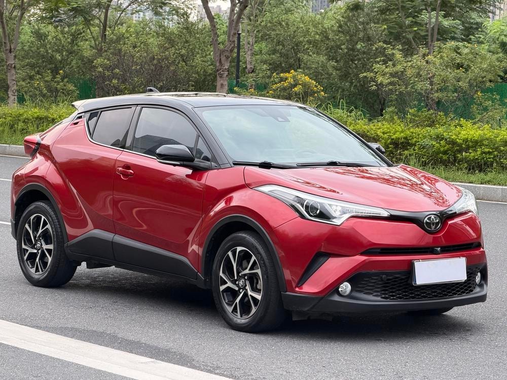 Toyota C-HR 2018 — фото автомобиля