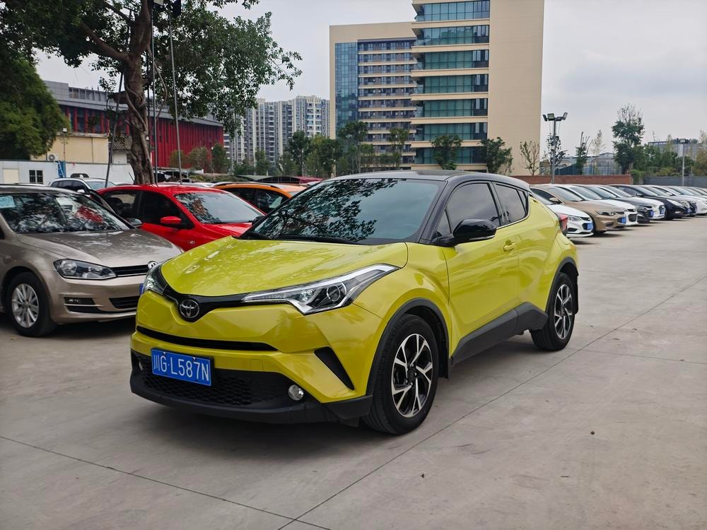 Toyota C-HR 2018 — фото автомобиля
