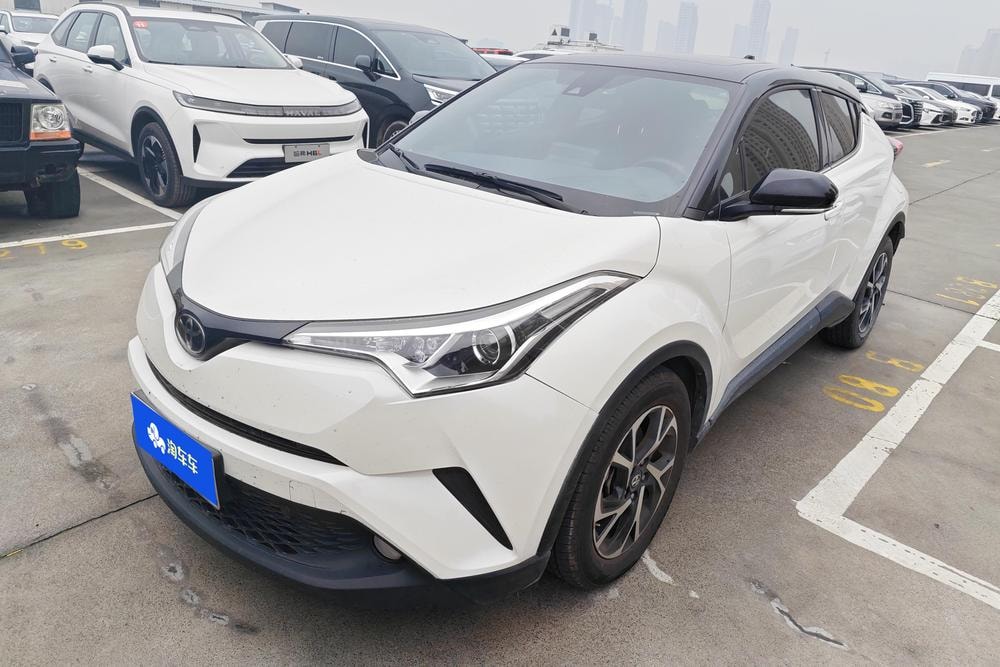 Toyota C-HR 2018 — фото автомобиля