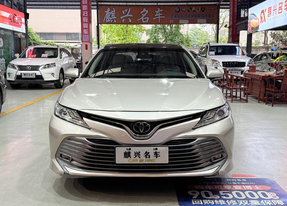 Toyota Camry 2019 — фото автомобиля