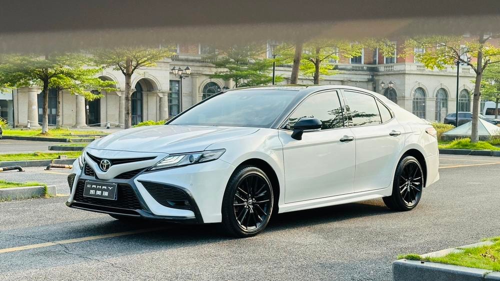 Toyota Camry 2023 — фото автомобиля