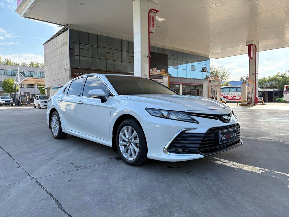 Toyota Camry 2023 — фото автомобиля