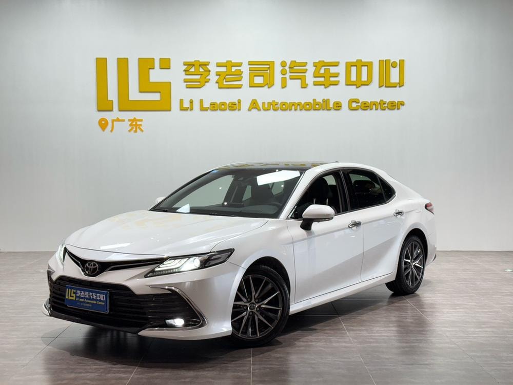 Toyota Camry 2021 — фото автомобиля