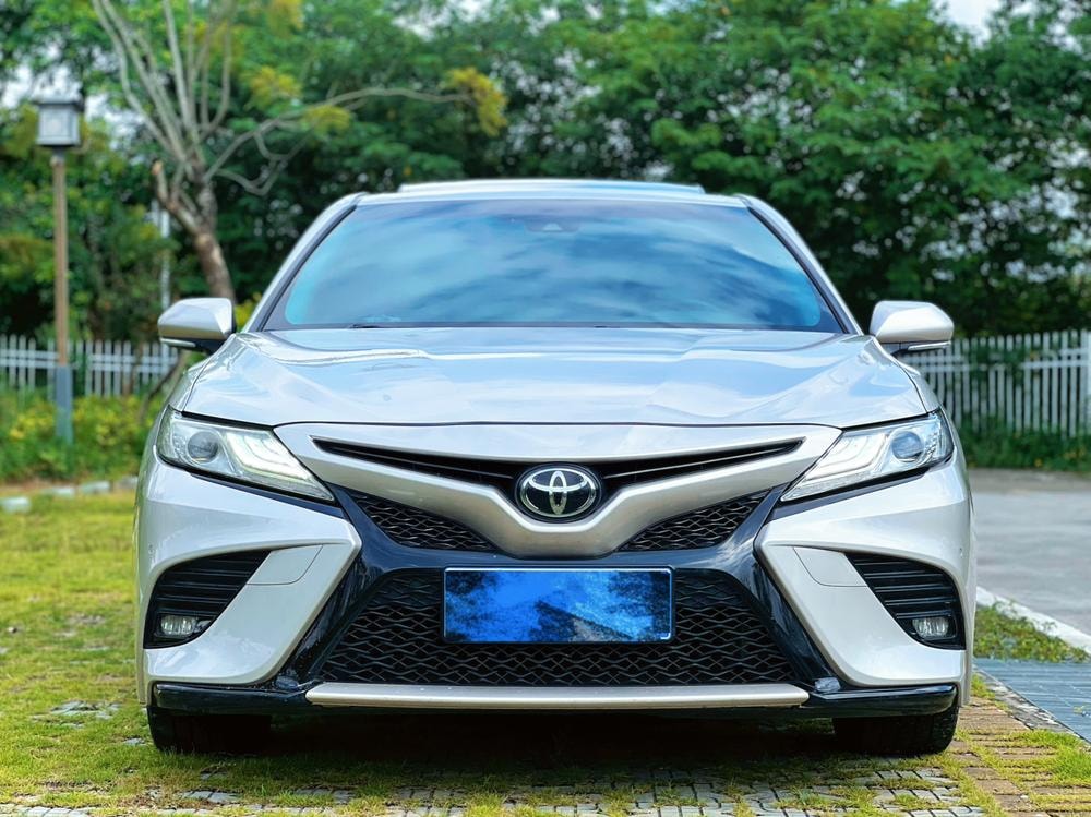 Toyota Camry 2019 — фото автомобиля