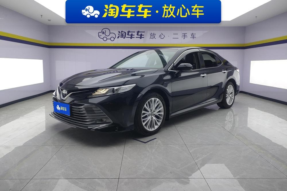 Toyota Camry 2019 — фото автомобиля