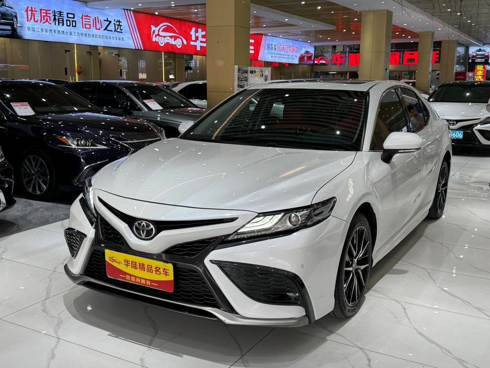 Toyota Camry 2021 — фото автомобиля