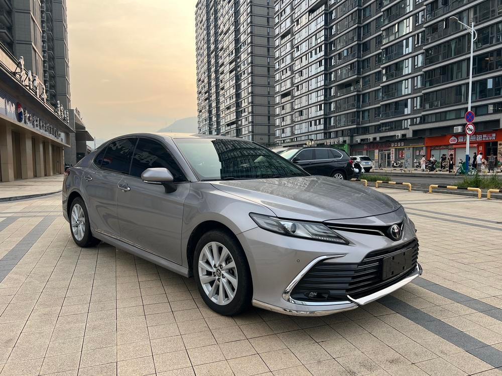 Toyota Camry 2023 — фото автомобиля 1