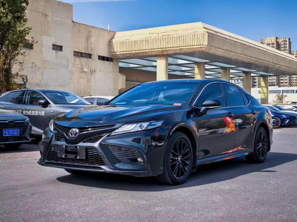 Toyota Camry 2023 — фото автомобиля 1