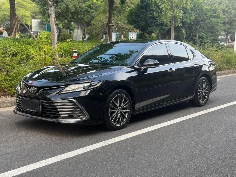 Toyota Camry 2023 — фото автомобиля
