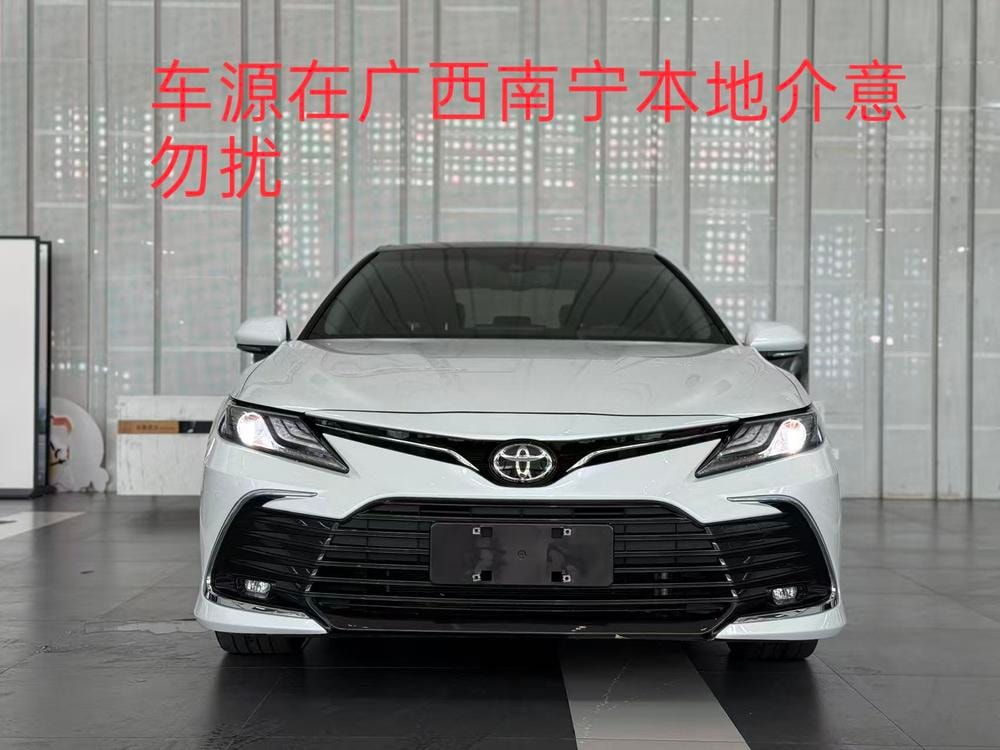 Toyota Camry 2023 — фото автомобиля