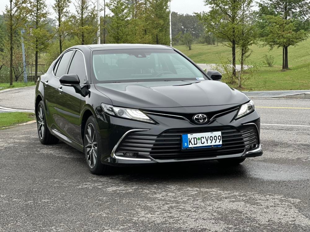 Toyota Camry 2021 — фото автомобиля