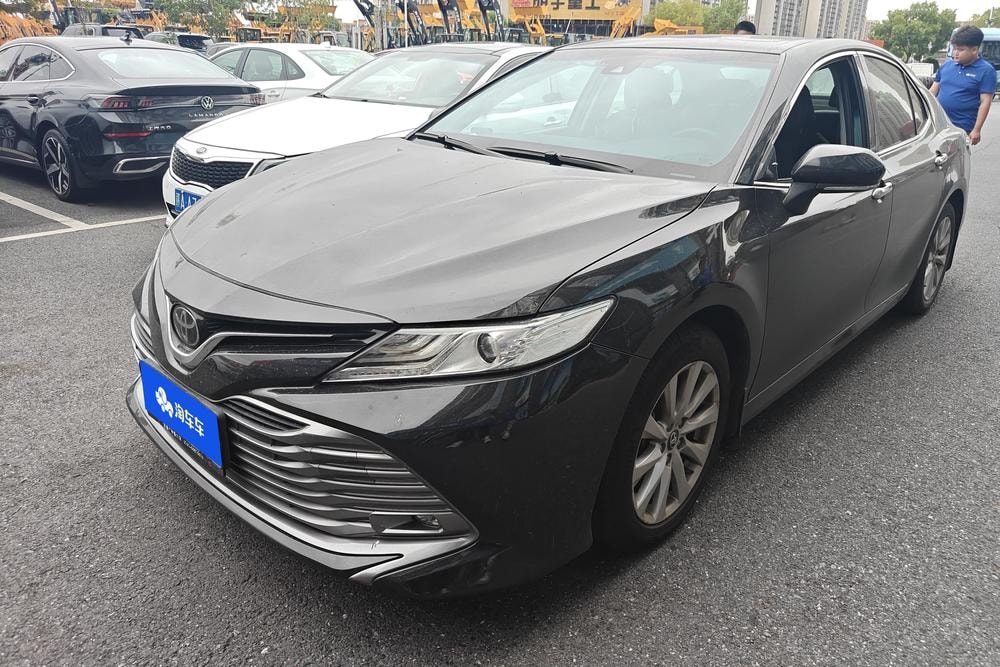 Toyota Camry 2019 — фото автомобиля