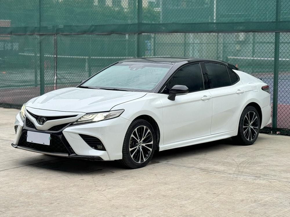 Toyota Camry 2019 — фото автомобиля