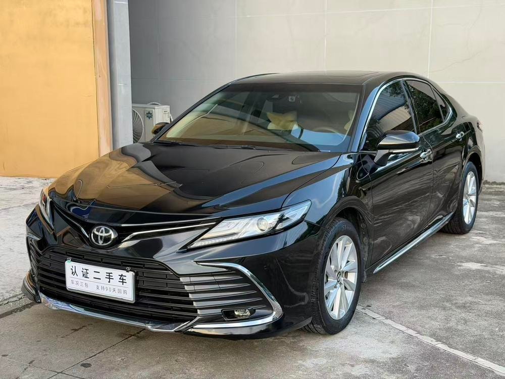 Toyota Camry 2023 — фото автомобиля 1