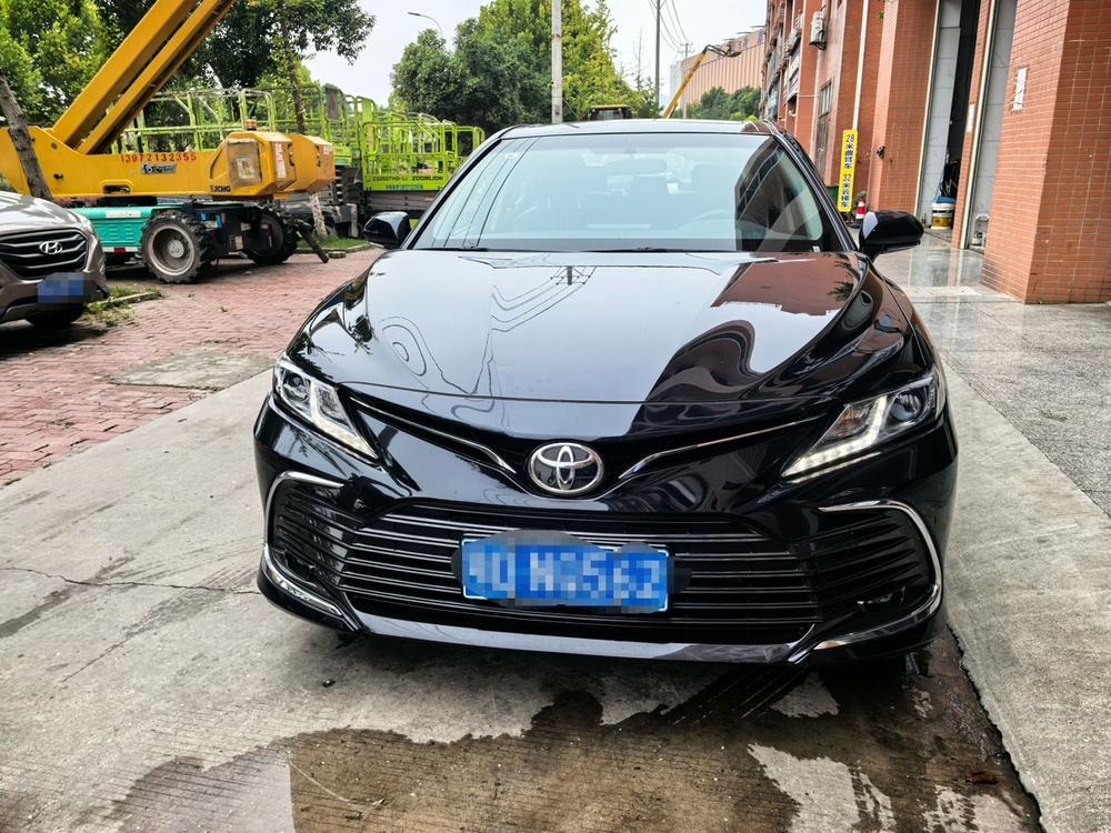 Toyota Camry 2023 — фото автомобиля